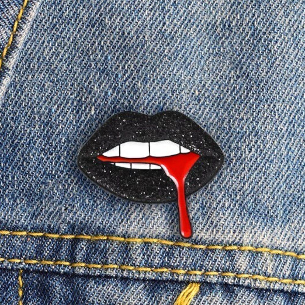 👄 Black glitter lips enamel pin
